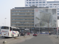 907358 Afbeelding van een grote artist impression voor het te bouwen World Trade Center, op een spandoek tegen het ...